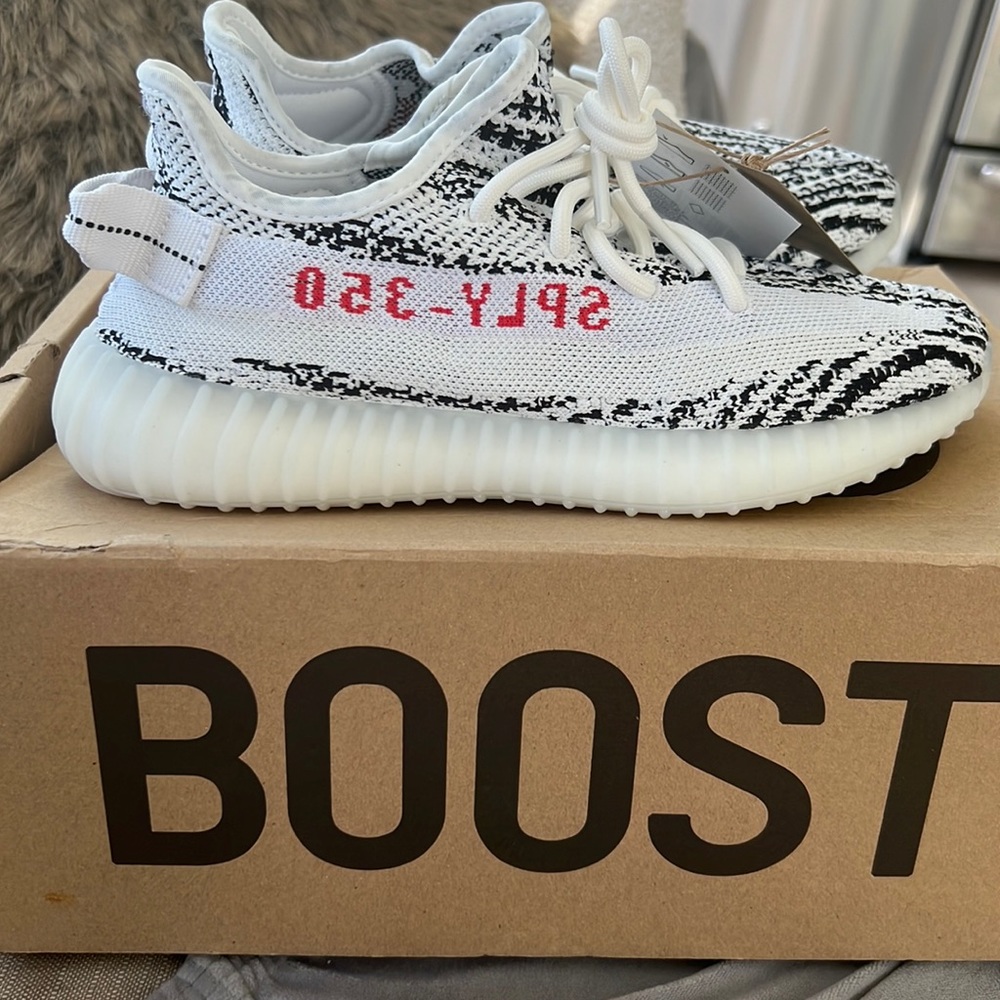 yeezy boost 350 V2 (US MENS 6.5/WOMENS 8)